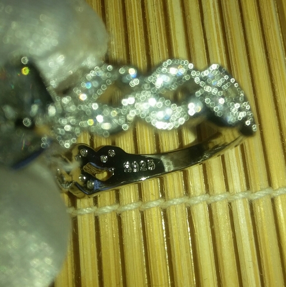 Gorgeous 925 Sterling Silver Cubic Zirconia Ring - Picture 6 of 6